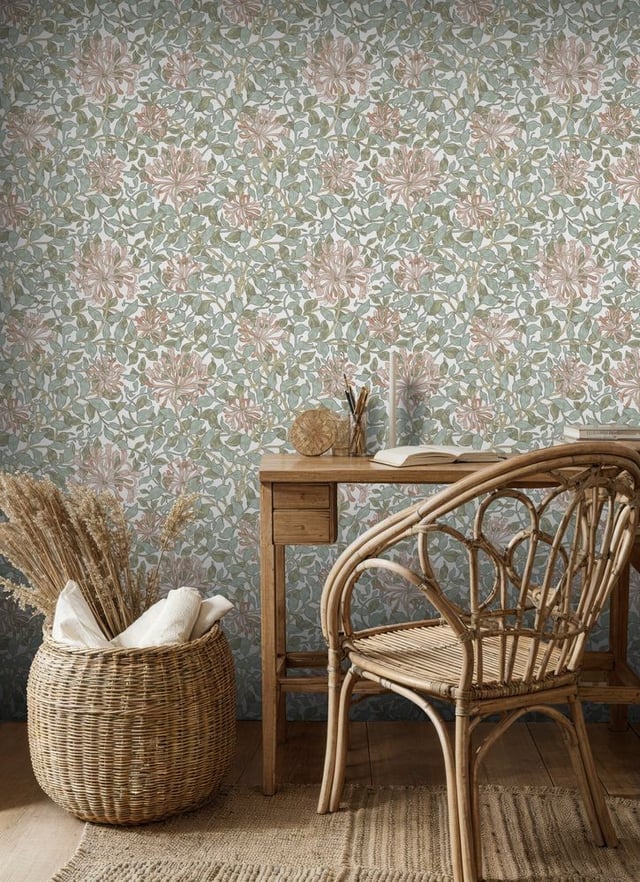 Honeysuckle Coral/Thyme - MOX0131-01 från Morris & Co | Familjetapeter